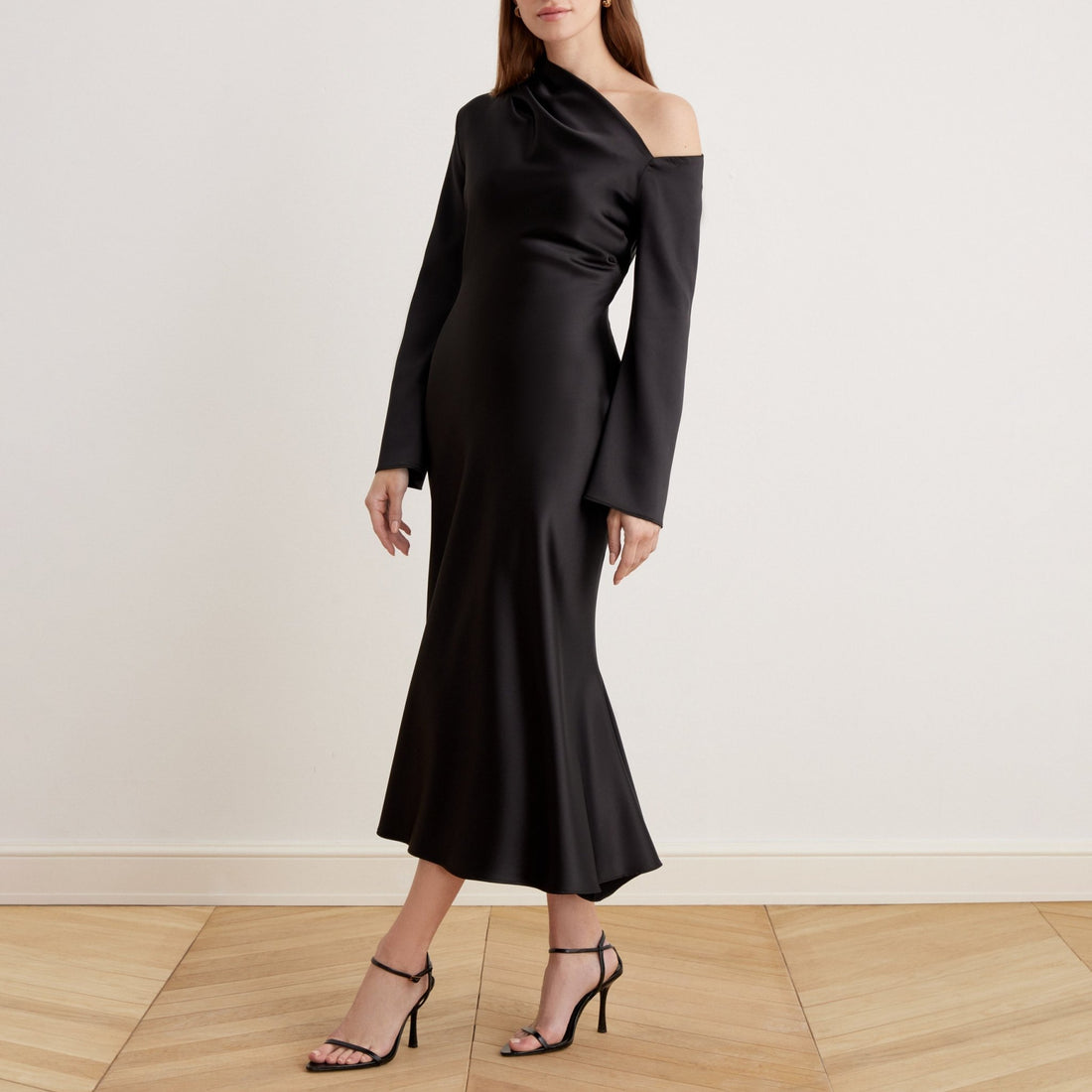 Robe midi élégante en satin à épaules nues