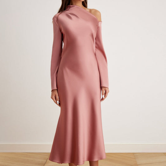 Robe midi élégante en satin à épaules nues