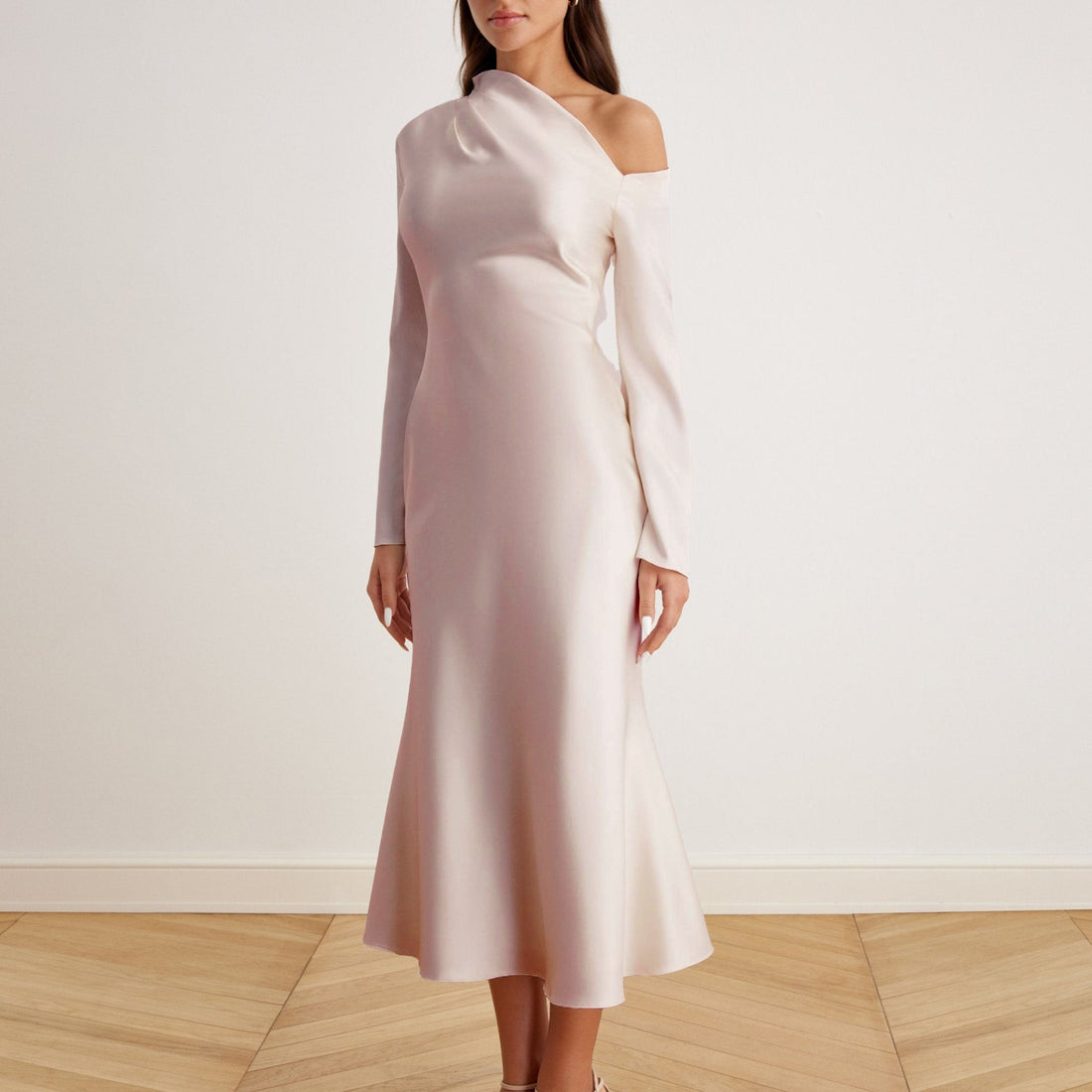 Robe midi élégante en satin à épaules nues