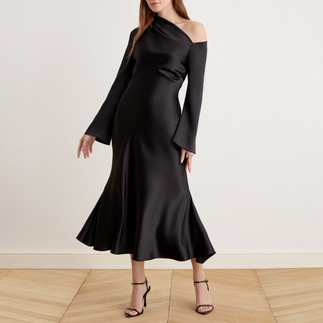 Robe midi élégante en satin à épaules nues