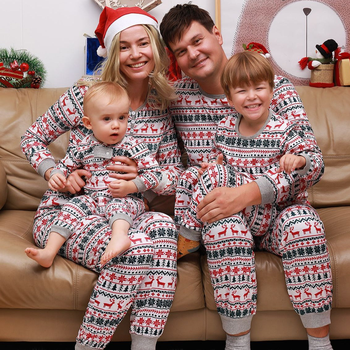 Klassisches, weihnachtlich bedrucktes, passendes Pyjama-Set für die ganze Familie