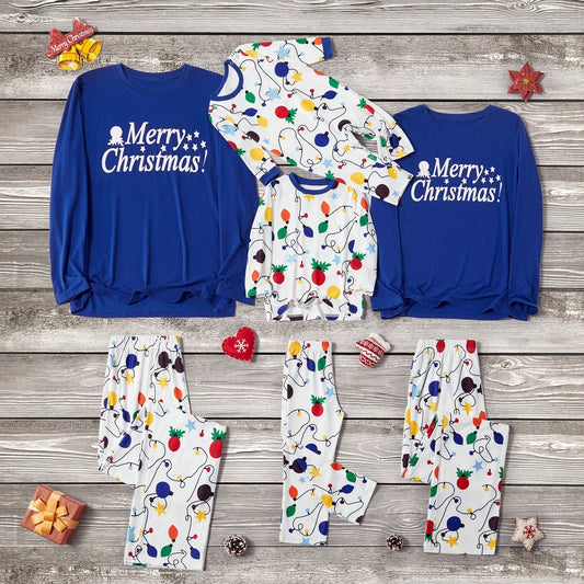 Passendes Familien-Pyjama-Set mit Aufdruck „Merry Christmas“.