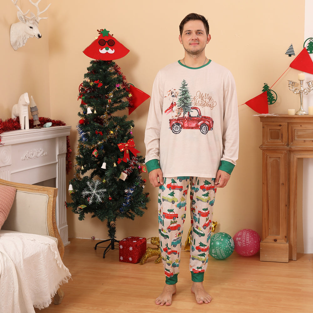 Passendes Familien-Pyjama-Set mit Aufdruck „Merry Christmas Cars“.