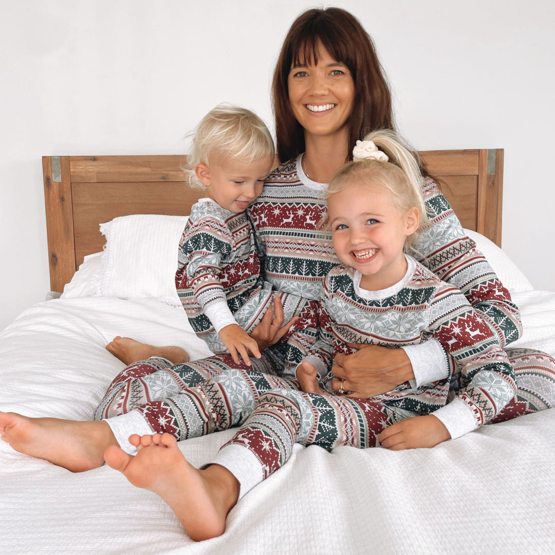 Familien-passendes Pyjama-Set mit Weihnachtsmuster