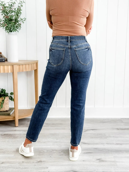 Jean en jean Judy gainant le ventre pour rehausser les fesses
