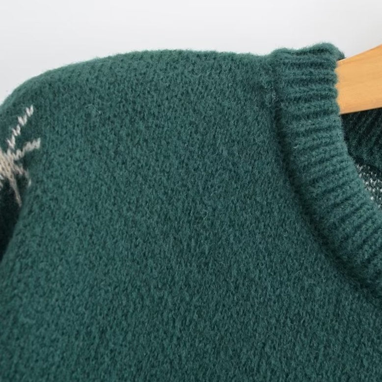 Riesiger Strickpullover mit Weihnachtsbaum und Elch