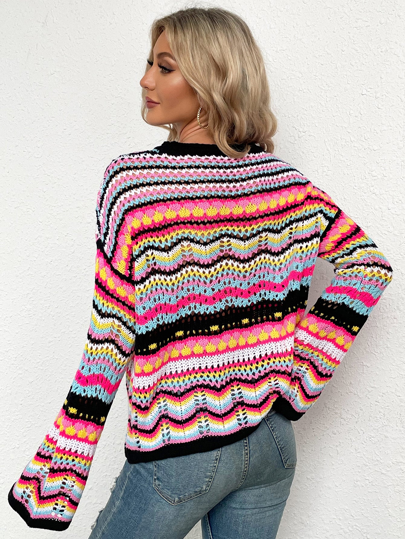 Modischer Strickpullover mit Regenbogenstreifen und ausgehöhltem Muster