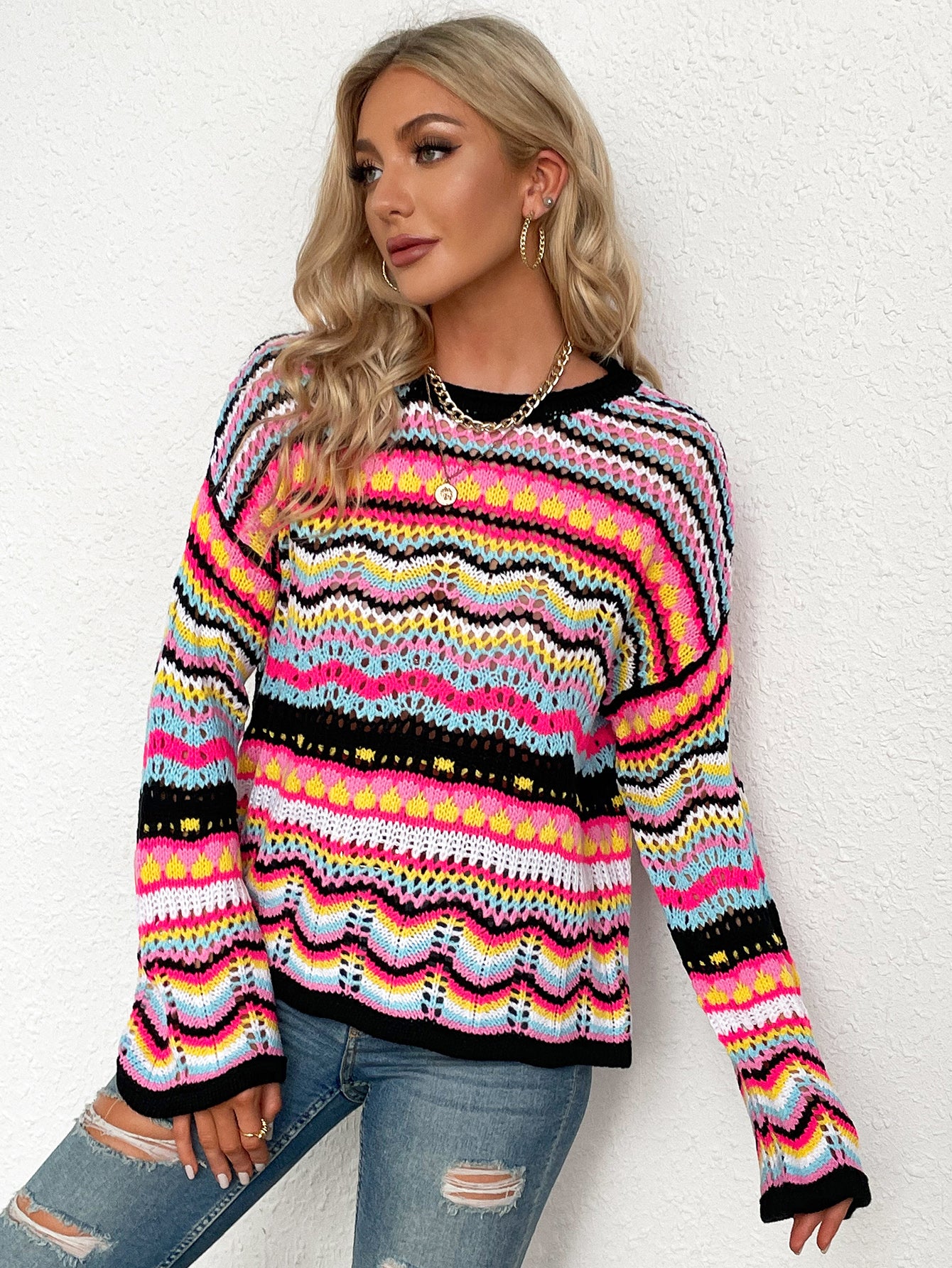 Modischer Strickpullover mit Regenbogenstreifen und ausgehöhltem Muster